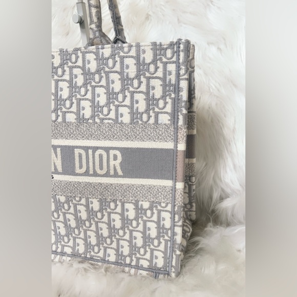 DIOR Book Tote, Medium, in Gray & Ecru Oblique - Picture 4 of 17